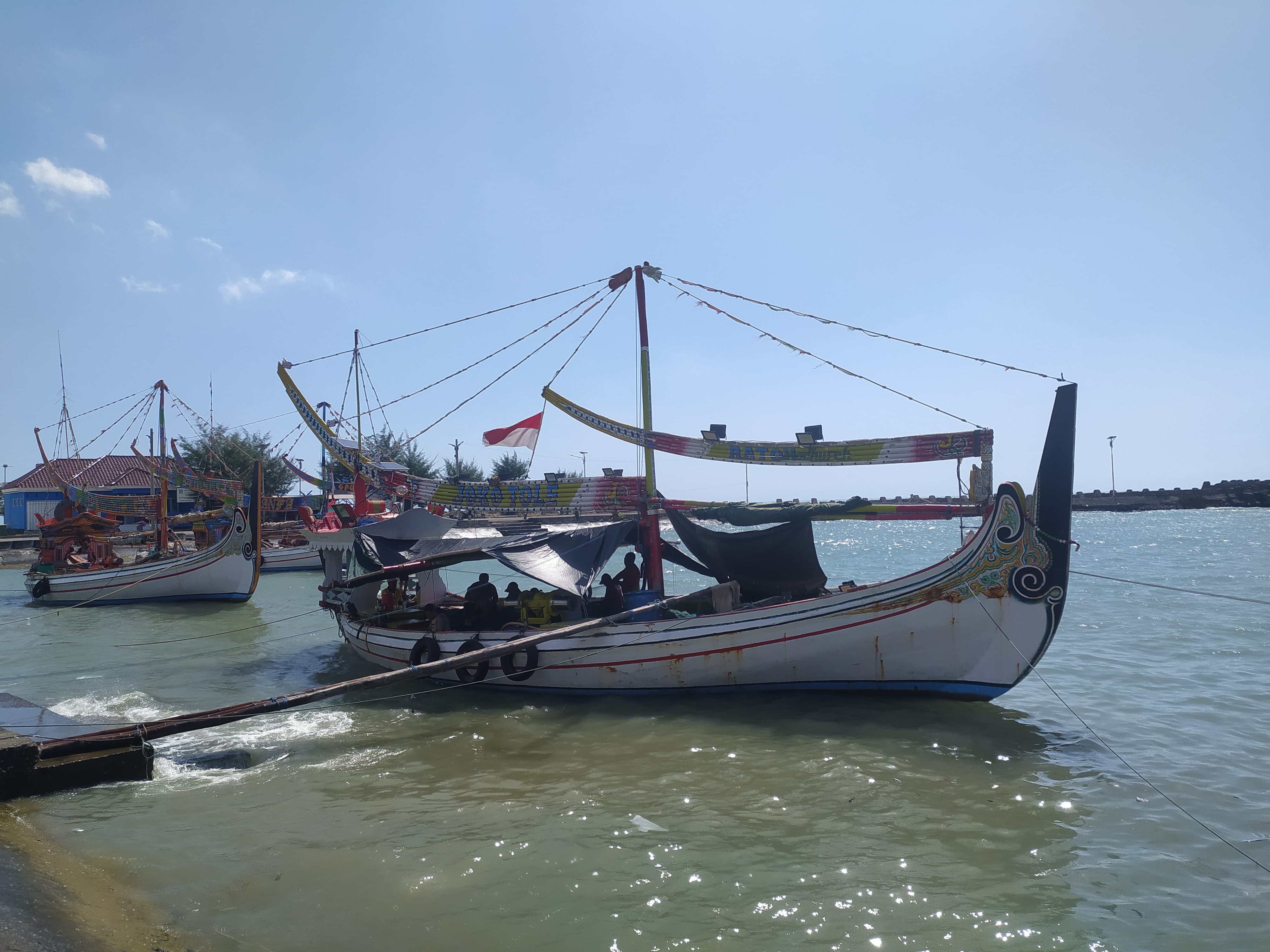 SANDAR: Nelayan sehabis melaut melabuhkan perahu di Desa/Kecamatan Pasongsongan, Selasa (25/6). (MOH. JUNAIDI JPRM)