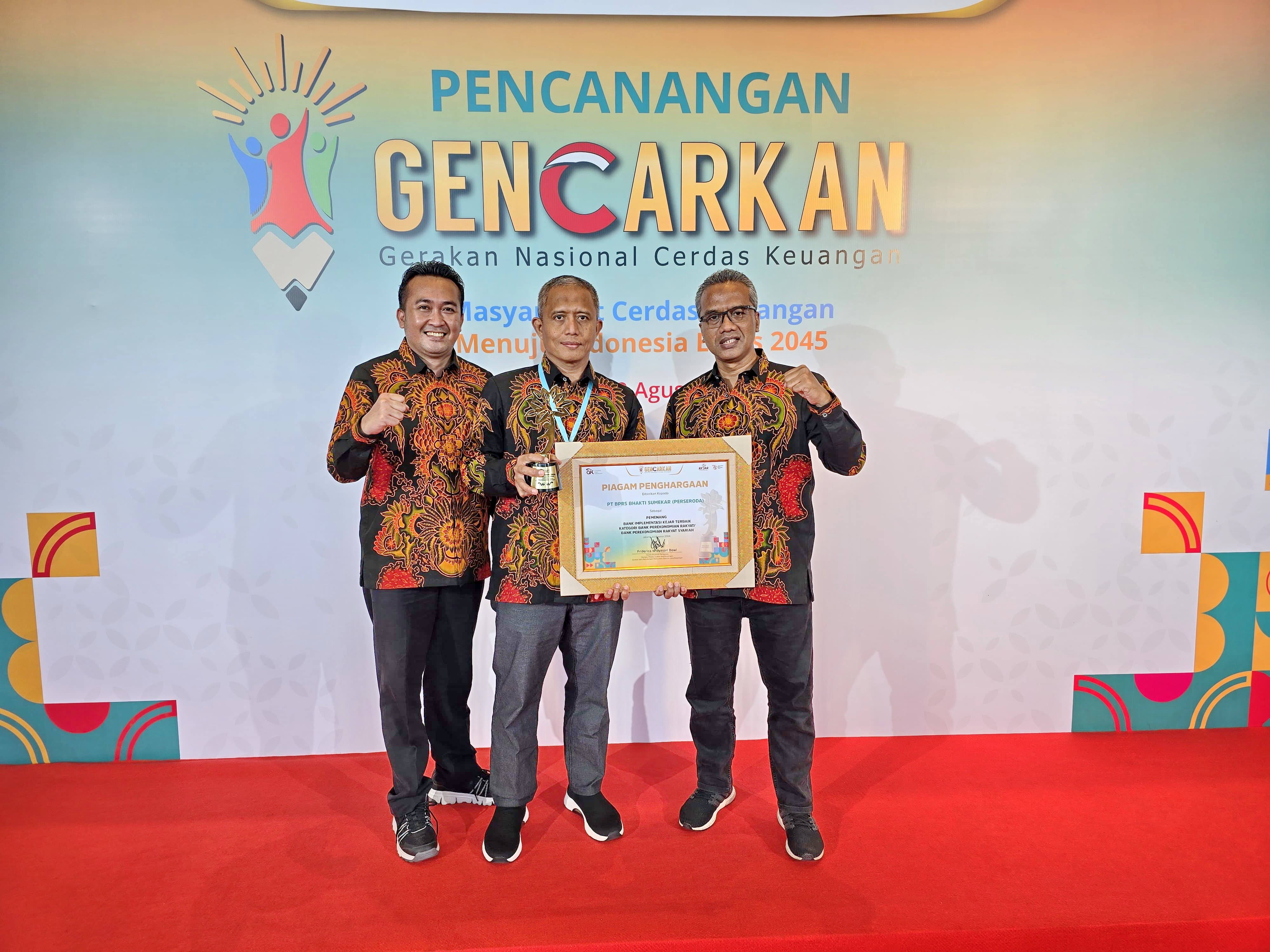 BEPRESTASI: Dari kiri, Direktur Kepatuhan MS. Hadi Pradipta, Dirut BPRS Bhakti Sumekar Hairil Fajar, dan Direktur Operasional Cahya Wiratama berfoto bersama setelah menerima penghargaan KEJAR Award.