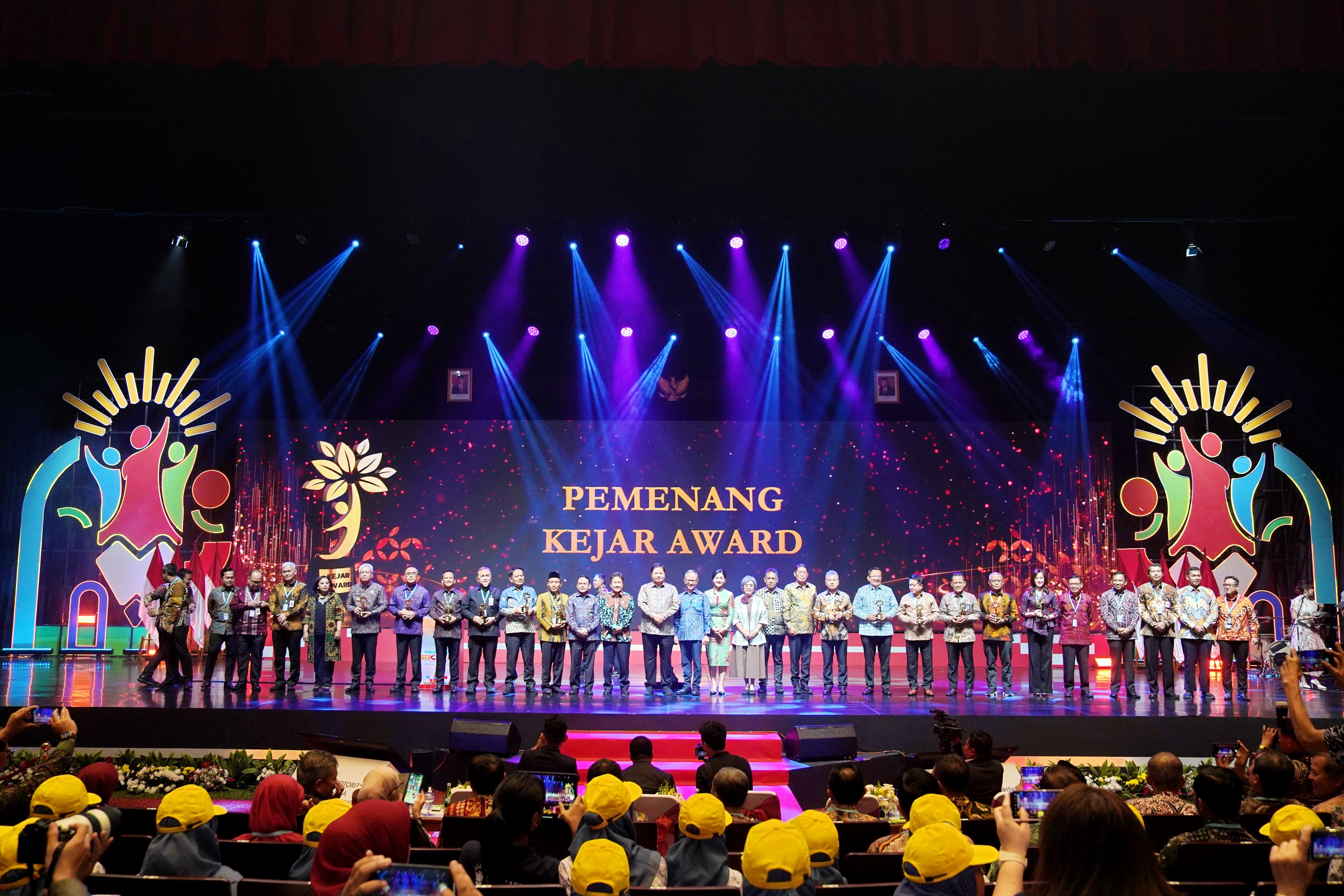 BERGENGSI: Para penerima penghargaan KEJAR dan Financial Literacy Awards 2024 berfoto bersama di JIExpo Kemayoran, Jakarta, Kamis (22/8). (BPRS SUMEKAR UNTUK JPRM)