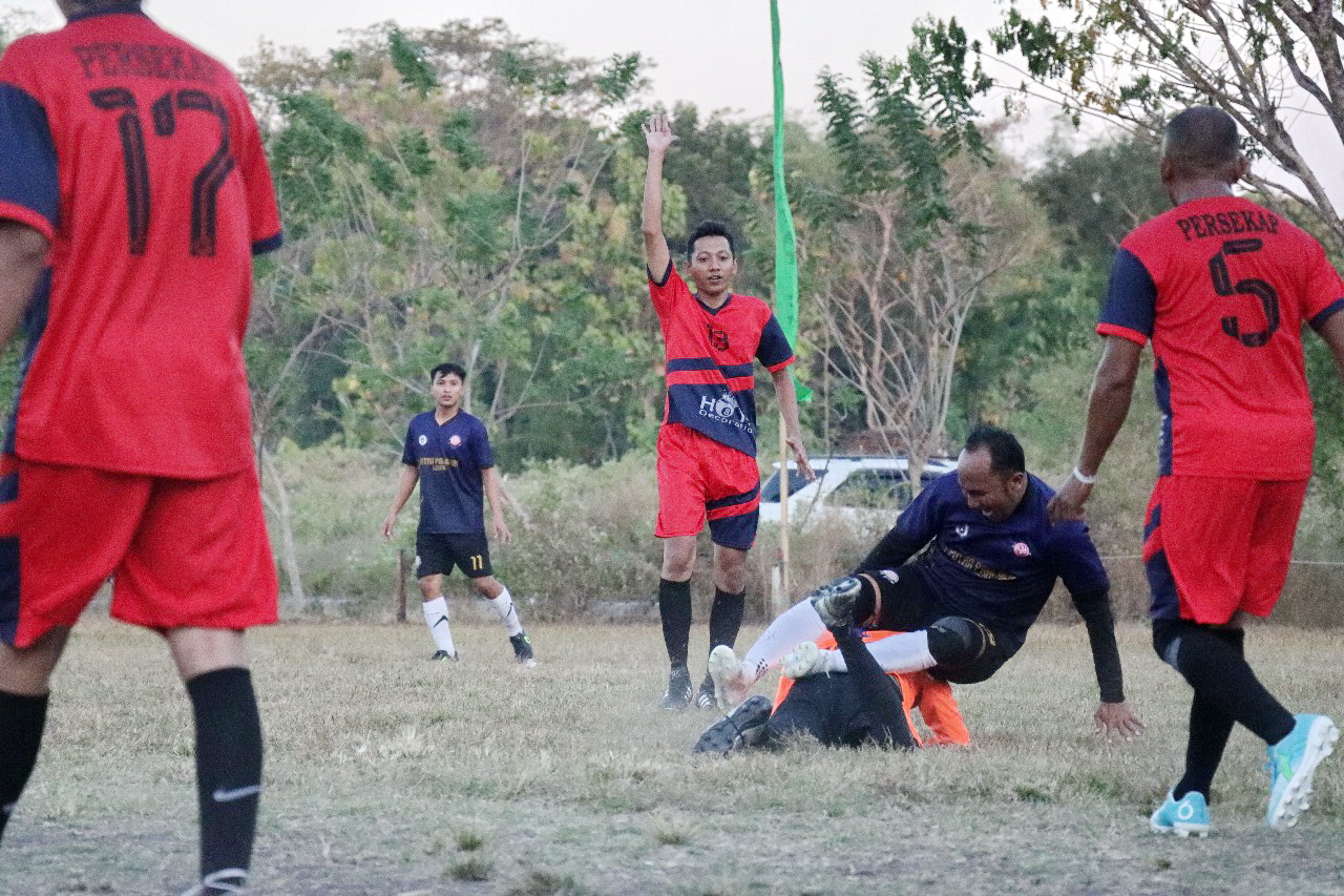 ASKAB PSSI SAMPANG GELAR TURNAMEN LEGEND: Persekap vs Putra Pahlawan bertanding pada turnamen sepak bola antarklub U-40 beberapa waktu lalu.