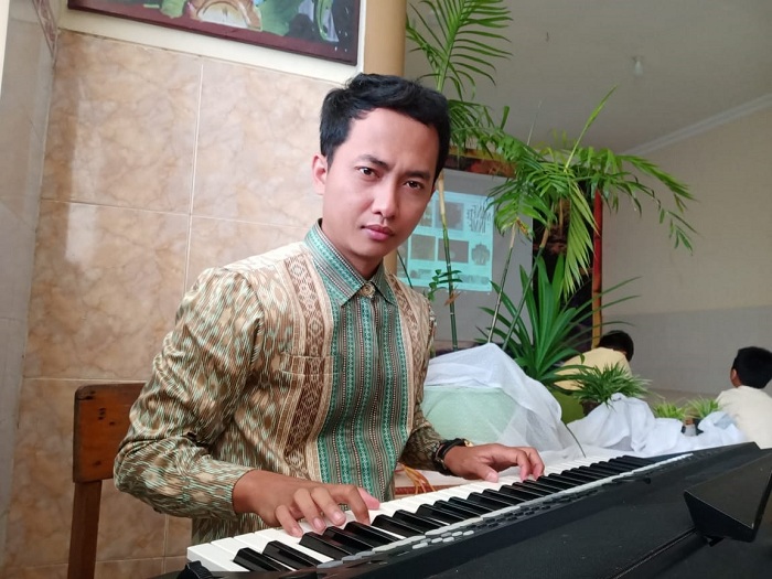 A. Yani,&nbsp;tenaga pendidik di SDK Sang Timur, Sumenep.