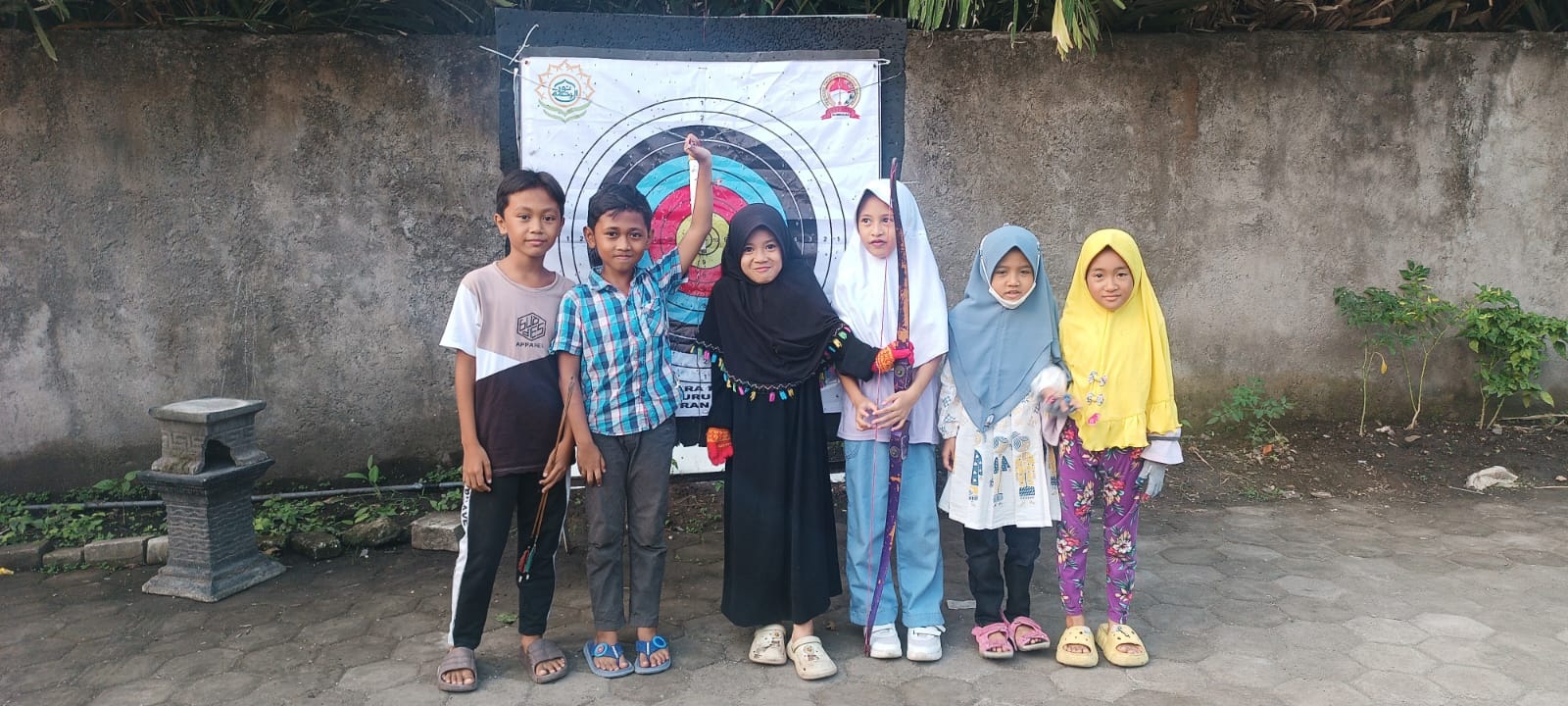 TATAP KOMPETISI: Atlet panahan tradisional berfoto bersama seusai melaksanakan latihan di Bangkalan, Jumat (16/8).