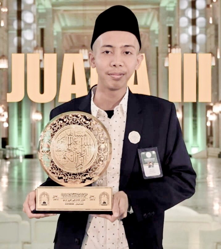 BANGGA: Ach. Farhan memperlihatkan trofi MHQ Internasional King Abdul Aziz Ke-44. (ACH. FARHAN UNTUK JPRM)