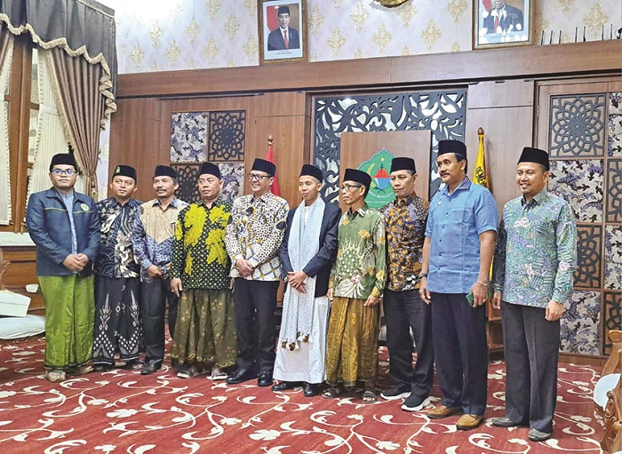 BANGGA: Ach. Farhan (berserban) disambut di Peringgitan Dalam Mandhapa Agung Ronggosukowati, Sabtu (24/8). (KEMENAG PAMEKASAN UNTUK JPRM)