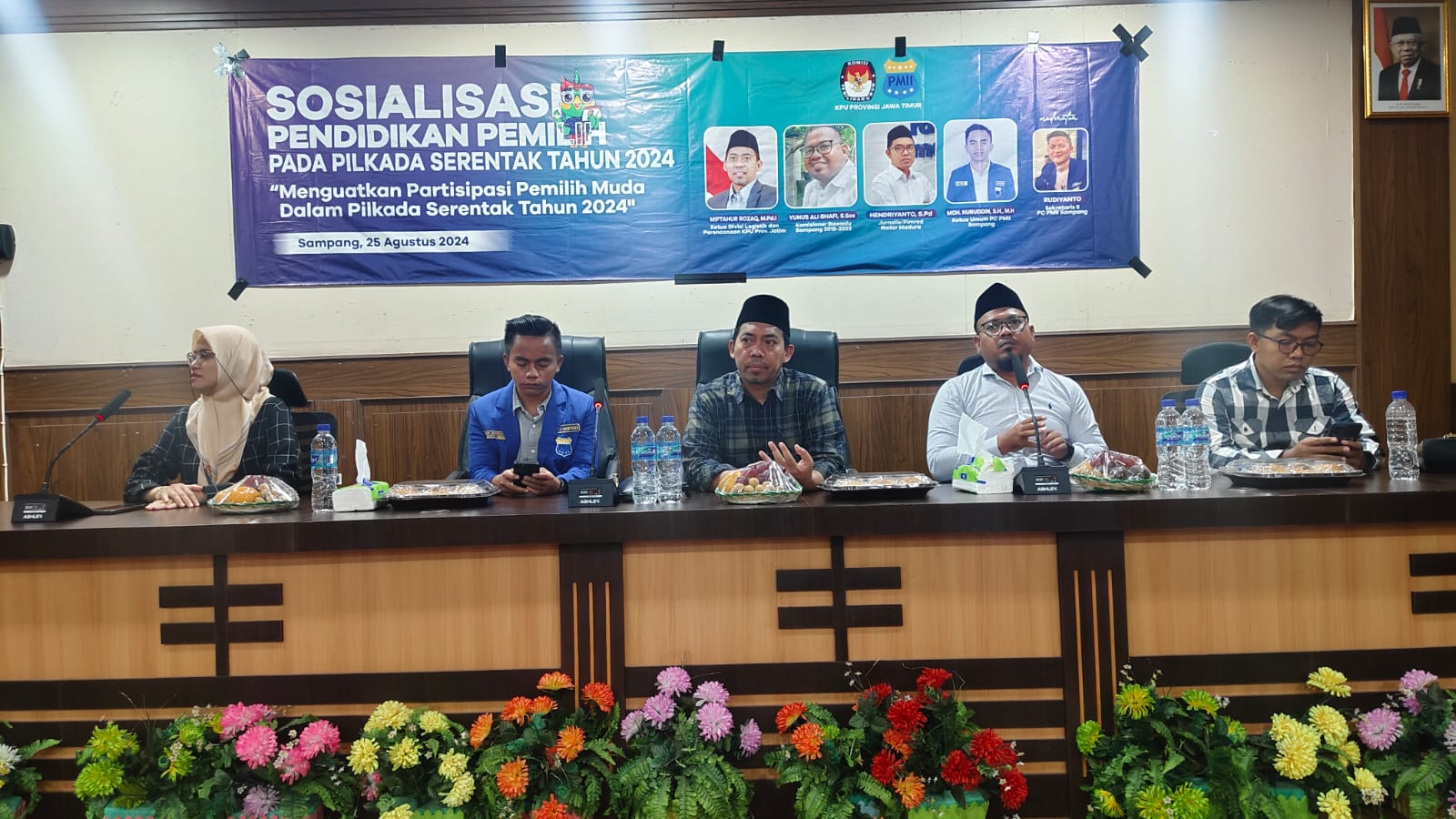 SUKSES: Perwakilan KPU Jatim, Ketua PC PMII Sampang dan para narasumber kegiatan sosialisasi pemilih pemilu.