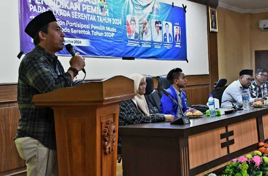 BERISAMBUTAN: Komisioner KPU Jawa Timur Miftahur Rozaq saat membuka sosialisasi pemilih pemula di aula Disdik Sampang, Minggu (25/8).