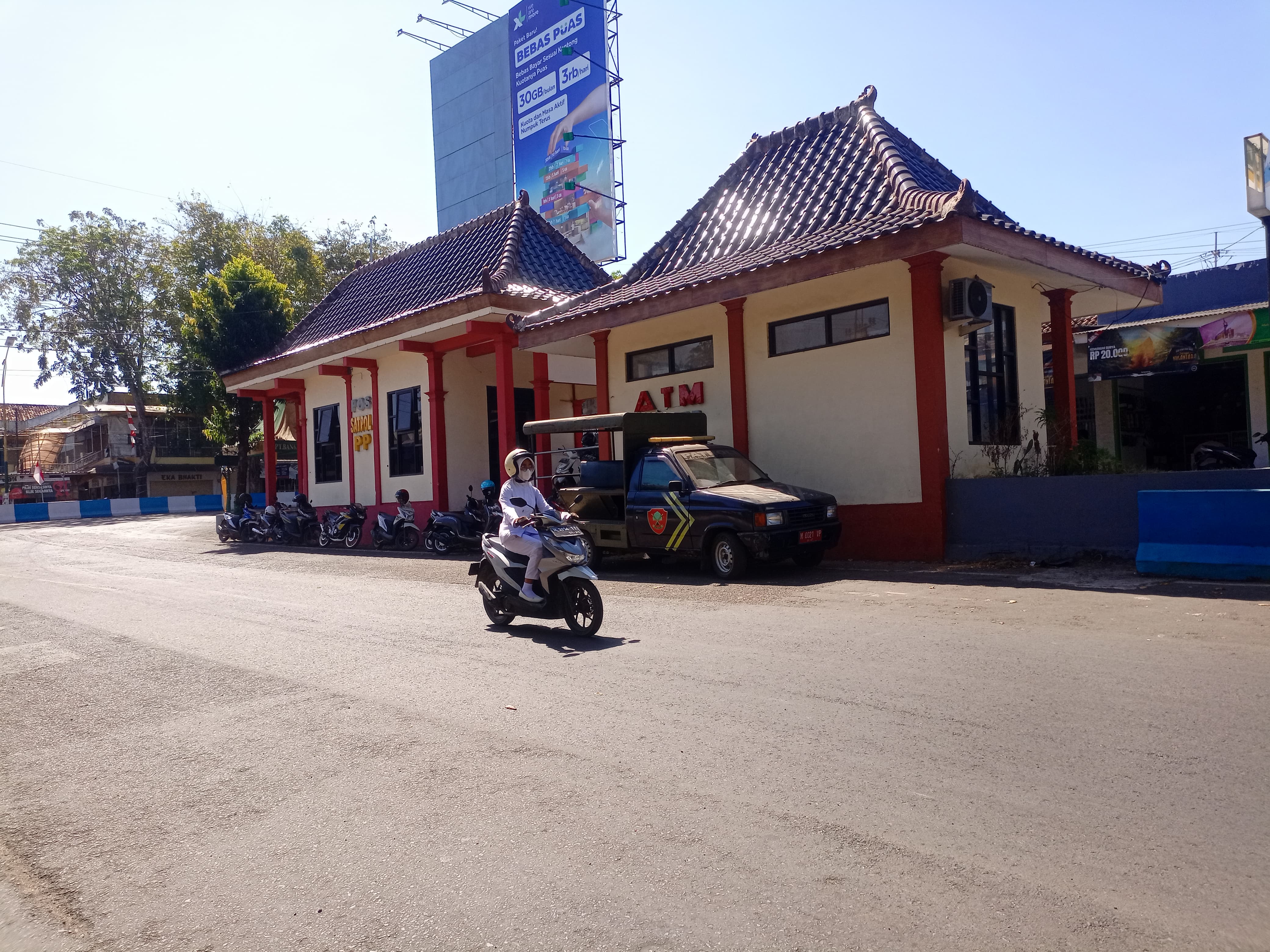 SIAGA: Kendaraan operasianal Satpol PP Sumenep terparkir di pos jaga sisi utara Taman Bunga Pottre Koneng, Senin (26/8). (MOH. IQBAL/JPRM)