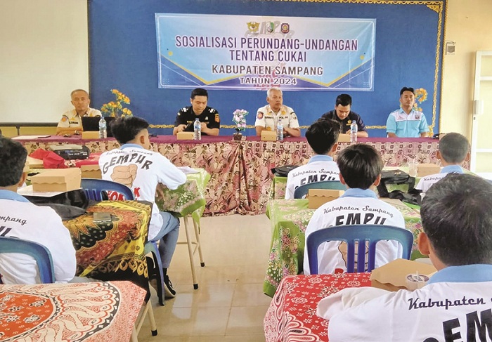 STOP ROKOK ILEGAL: Kasatpol PP Sampang Suryanto saat memberikan sosialisasi di SMKN 1 Tambelangan Selasa (27/8). (SATPOL PP UNTUK JPRM)