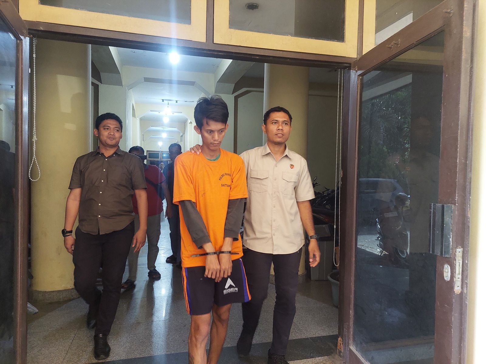PASRAH: Amir Ruddin digiring petugas di ruang Satreskrim Polres Bangkalan, Selasa (27/8). (ZEINAL ABIDIN/JPRM)