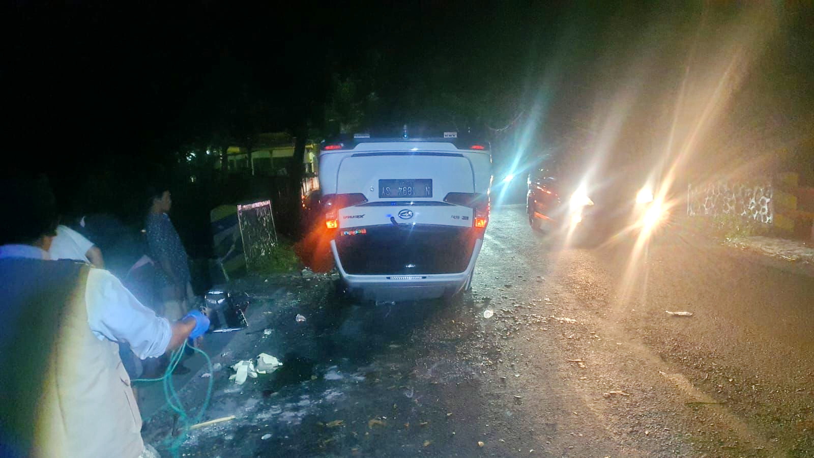 RUSAK BERAT: Petugas mengevakuasi laka lantas di Desa Kranggan Timur, Kecamatan Galis, Minggu (25/8) malam. (SATLANTAS POLRES BANGKALAN UNTUK JPRM)