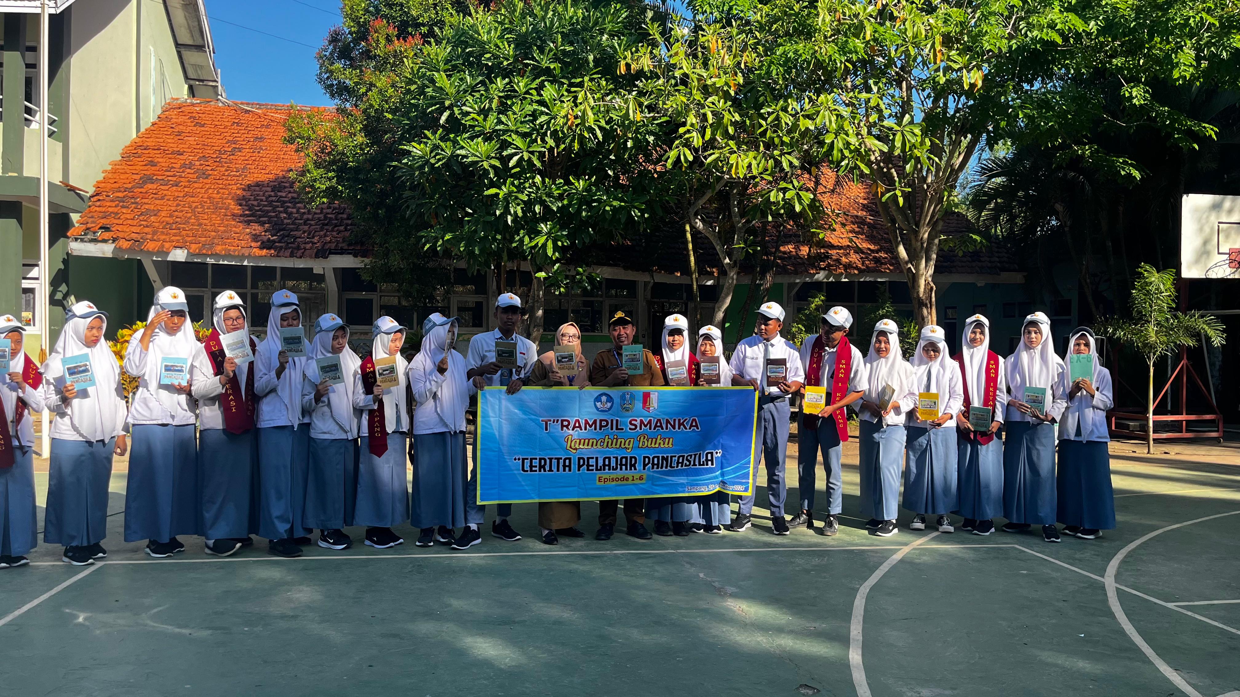 LAUNCHING: Sunah, bersama siswa SMAN 1 Ketapang, Sampang, Jawa Timur menunjukkan buku hasil karya siswa, Senin (26/8)