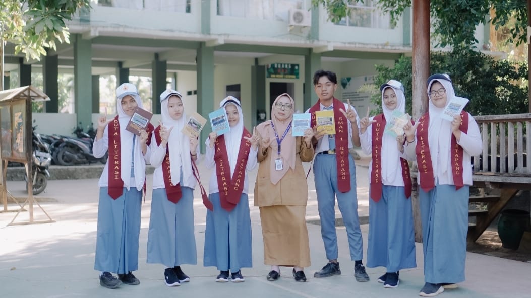 INOVATIF: Sunah penggagas Trampil membersamai siswa binaannya di SMAN 1 Ketapang Sampang
