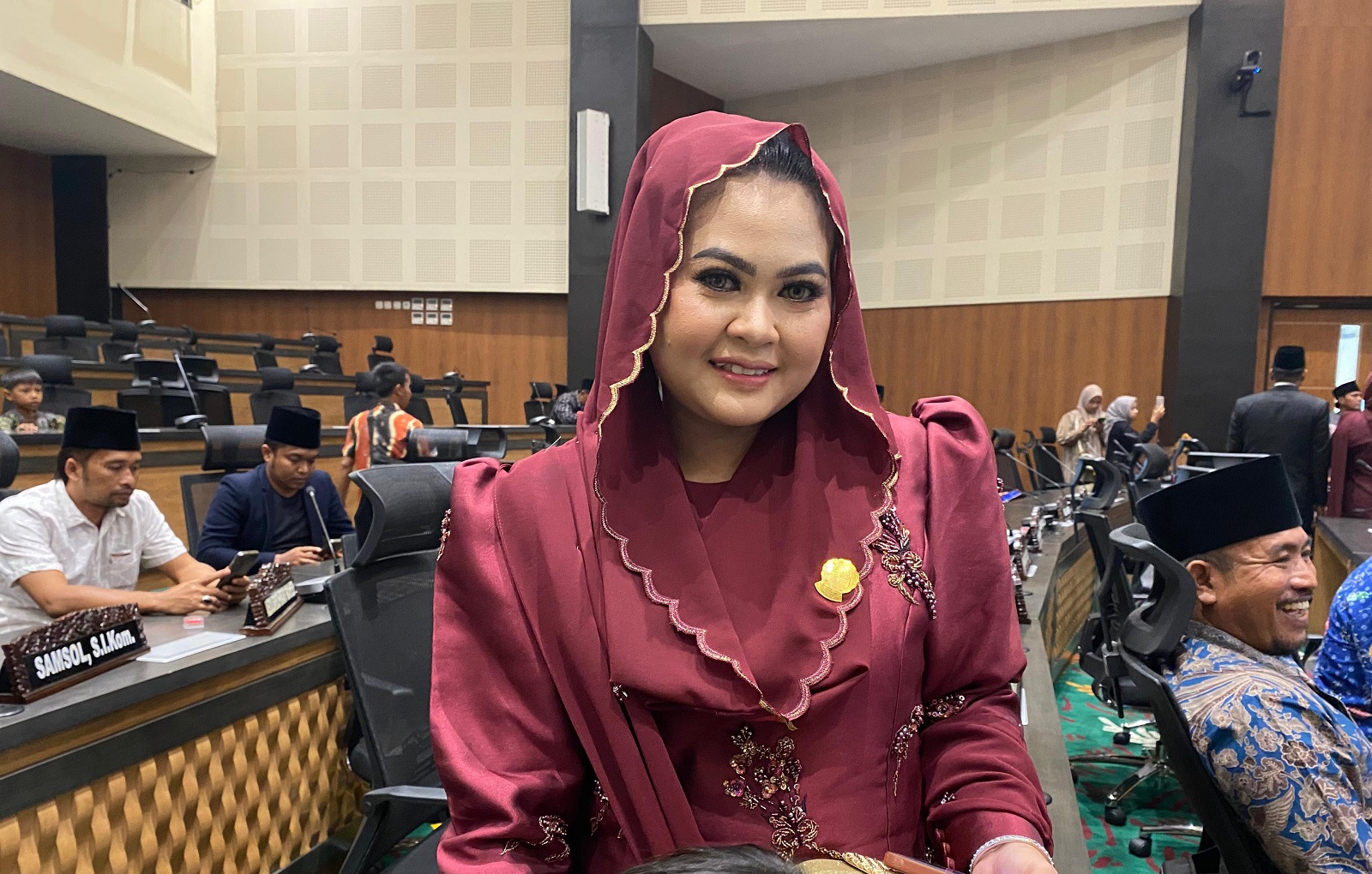 ANGGUN: Ambar Pramudya Wardani tampak semringah saat ditemui di kantor DPRD Bangkalan Senin (26/8).