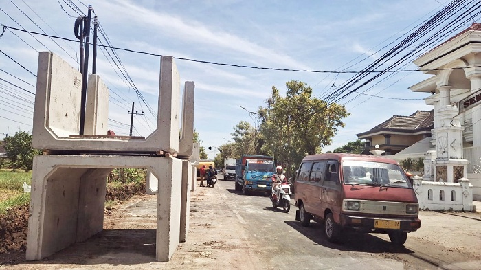 MENGGANGGU: Sejumlah U-ditch untuk pembangunan drainase menumpuk di pinggir Jalan Dr Citpto, Desa Kolor, Kecamatan Kota Sumenep, Selasa (27/8). (MOH. IQBAL/JPRM)