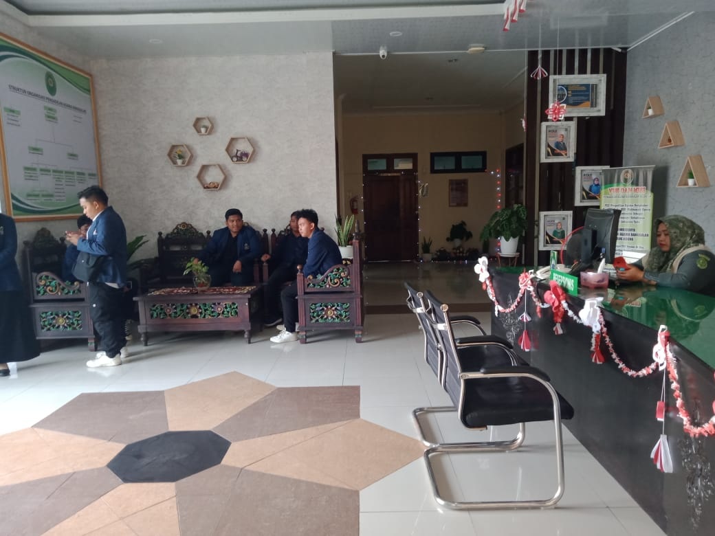 ANGKA PERCERAIAN CAPAI RIBUAN: Sejumlah mahasiswa berada di ruang tunggu Pengadilan Agama Bangkalan Selasa (27/8).