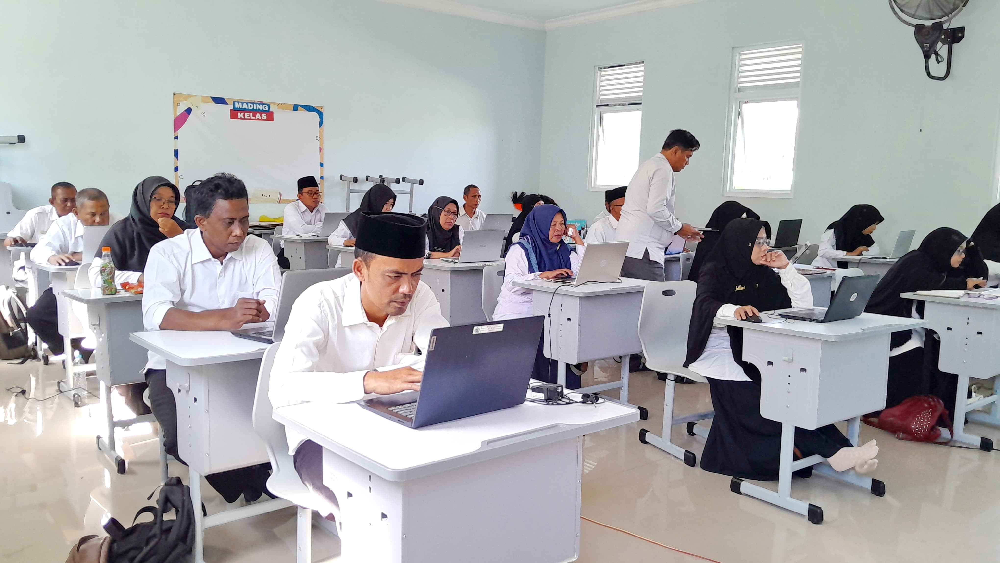 FOKUS: Belasan guru PNS madrasah mengerjakan tes UKKJ bertempat di MTs Negeri 2 Pamekasan. Selasa (28/8). (KHOLIL RAMLI/JPRM)