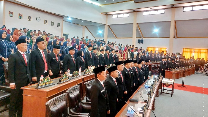 WAKIL RAKYAT: Anggota DPRD Sampang mengikuti pelantikan di kantor dewan&nbsp;Senin (26/8). (JUNAIDI PONDIYANTO/JPRM)