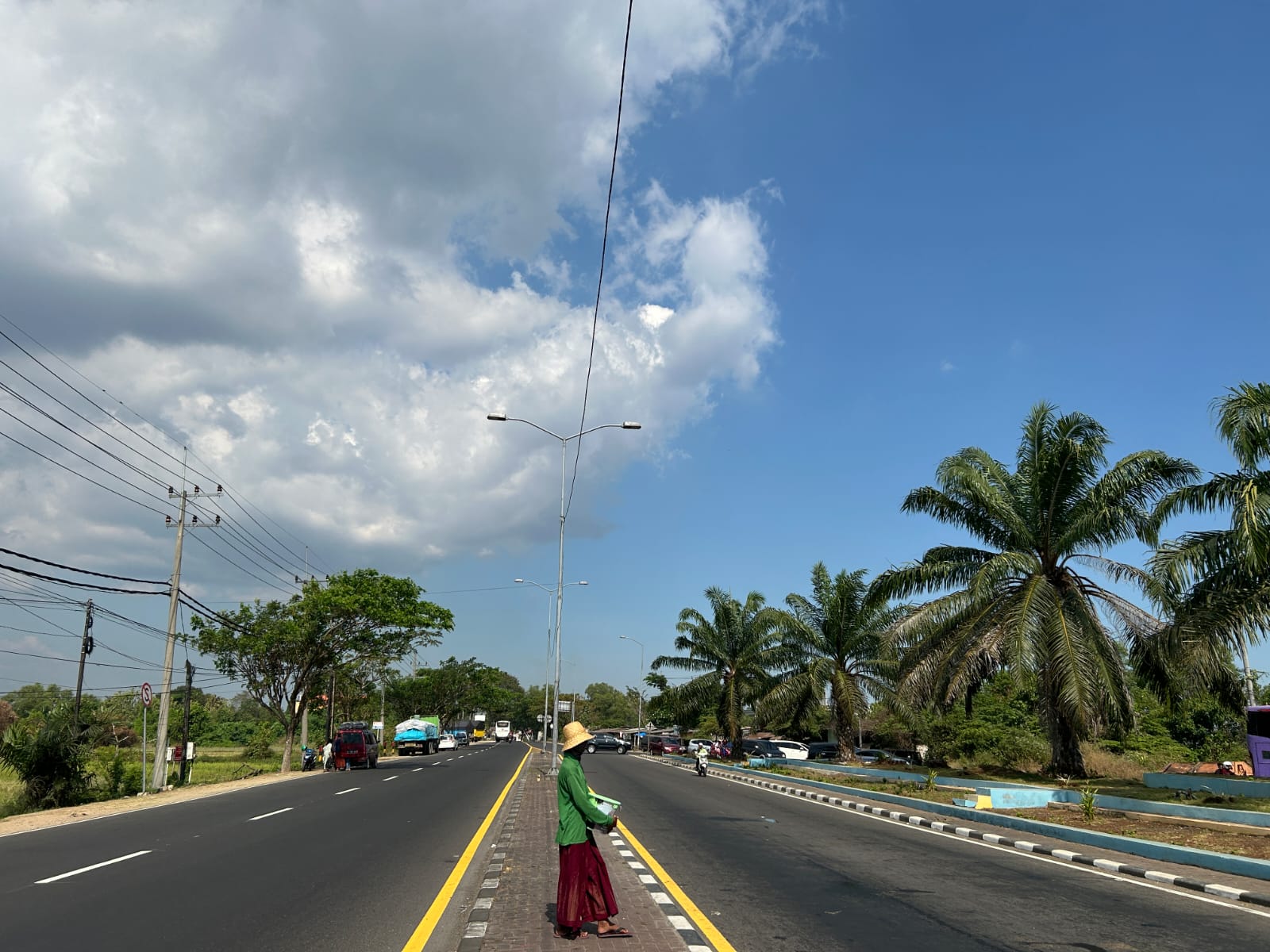PJU TANGKEL BELUM DIPERBAIKI: Aktivitas lalu lintas berjalan lancar di Jalan Raya Poter, Kecamatan Burneh, Bangkalan, Senin (26/8).