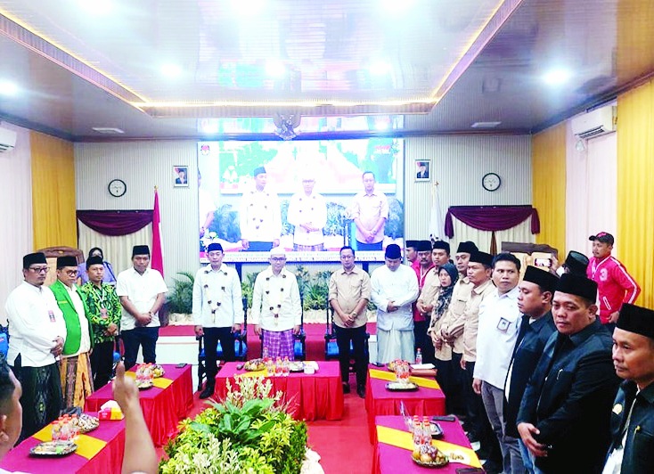 SIAP BERKONTESTASI: Pasangan bakal calon Muhammad bin Muafi Zaini dan Abdullah Hidayat (kalung melati) saat mendaftar di kantor KPU Sampang Kamis (29/8). (JUNAIDI PONDIYANTO/JPRM)