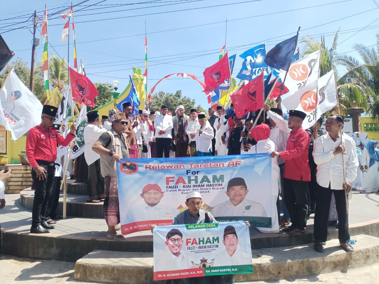 KAWAL LANGSUNG: KH Ramdlan Siraj (tengah) mendampingi pasangan Achmad Fauzi Wongsojudo dan KH Imam Hasyim saat ziarah  ke makam para leluhur di Asta Tinggi sebelum mendaftar ke KPU, Kamis (29/8).