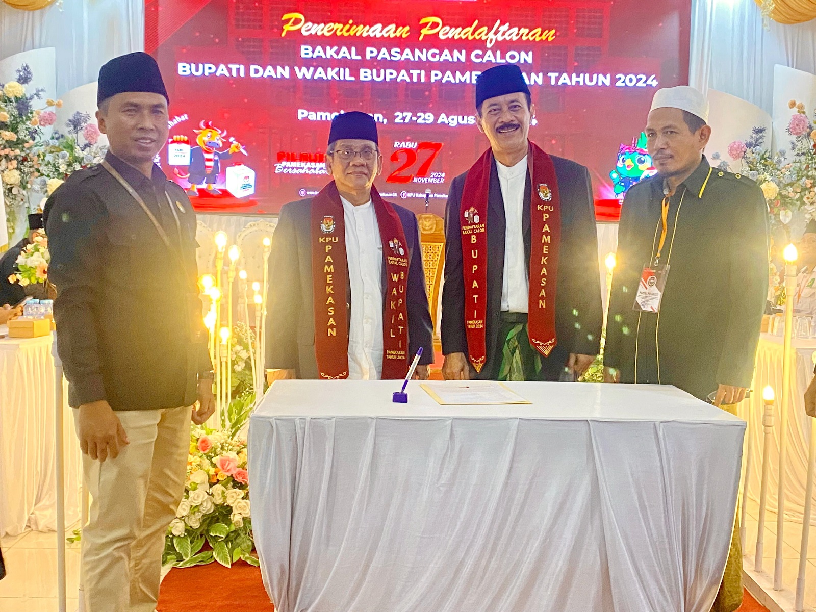 PARPOL GEMUK: Pasangan Fattah-Mujahid usai menandatangani berkas pencalonan disaksikan Ketua KPU Pamekasan Mahdi dan perwakilan partai pengusung Rabu (28/8).