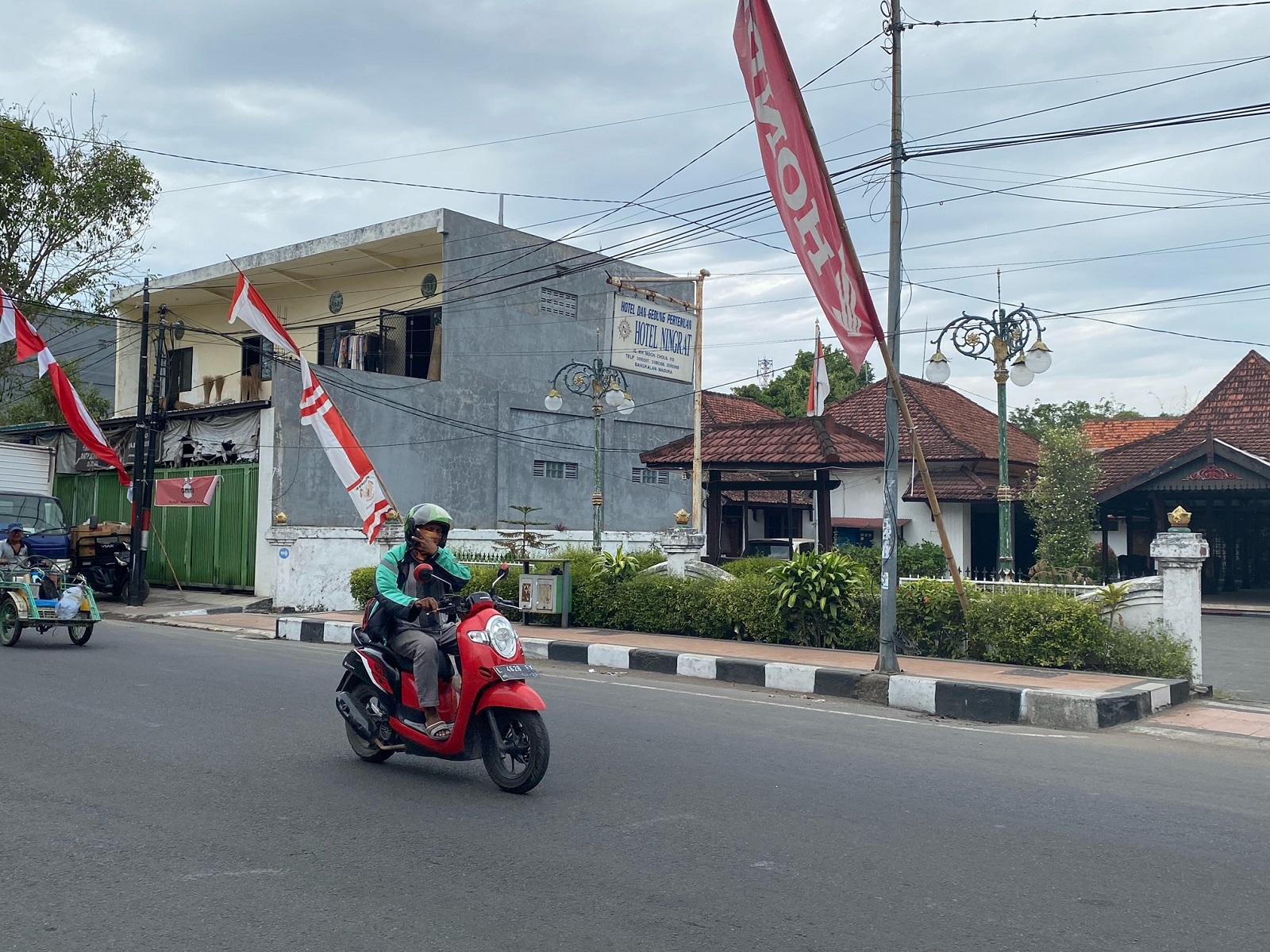 SUMBER PENDAPATAN: Pengendara melintas di depan Hotel Ningrat, Jalan KH Moh. Kholil, Bangkalan, Rabu (28/8).