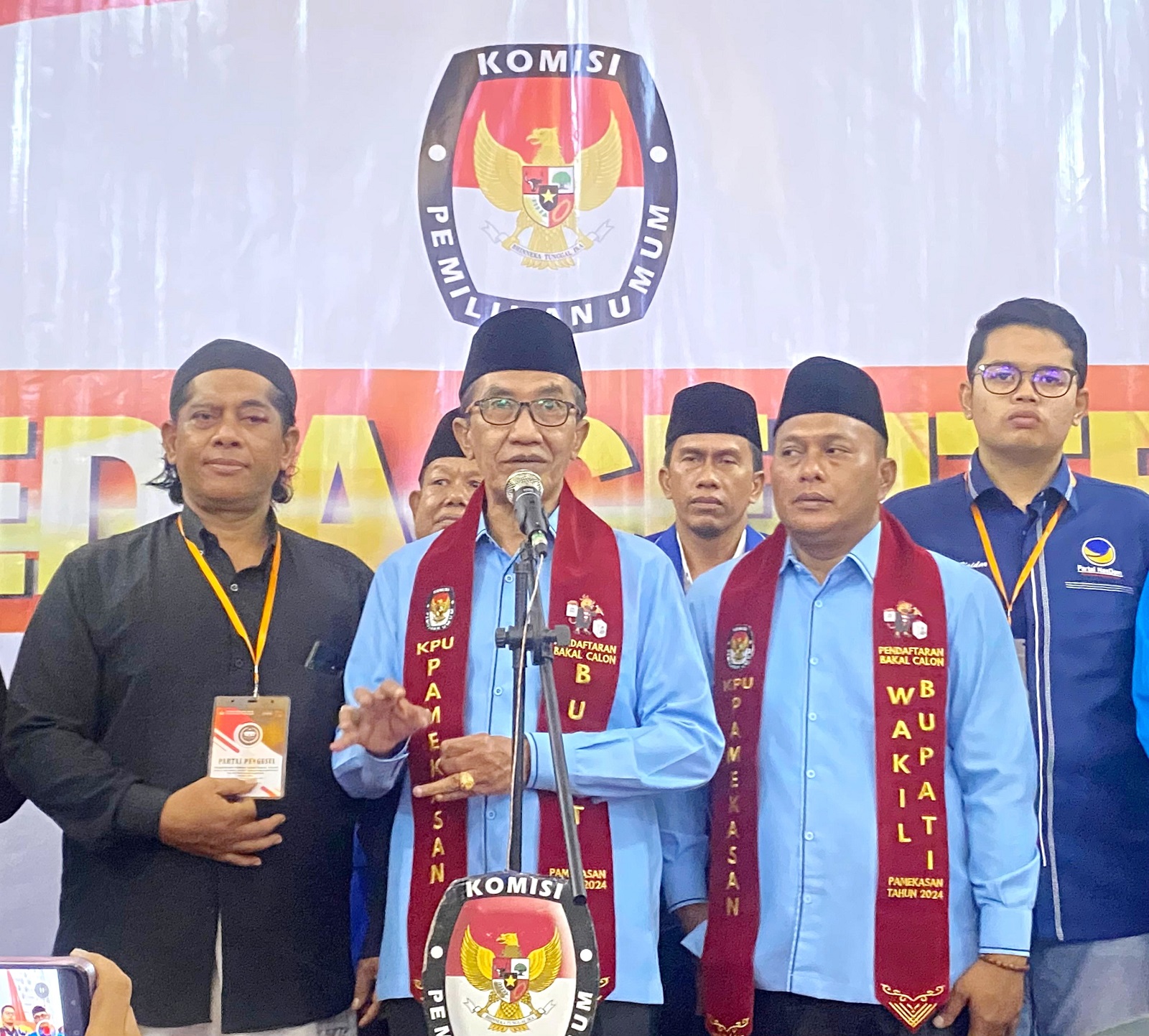 SIAP BERKOMPETISI: Pasangan Kiai Kholil-Sukri menjawab pertanyaan wartawan saat konferensi pers seusai mendaftar ke KPU Pamekasan Rabu (28/8).
