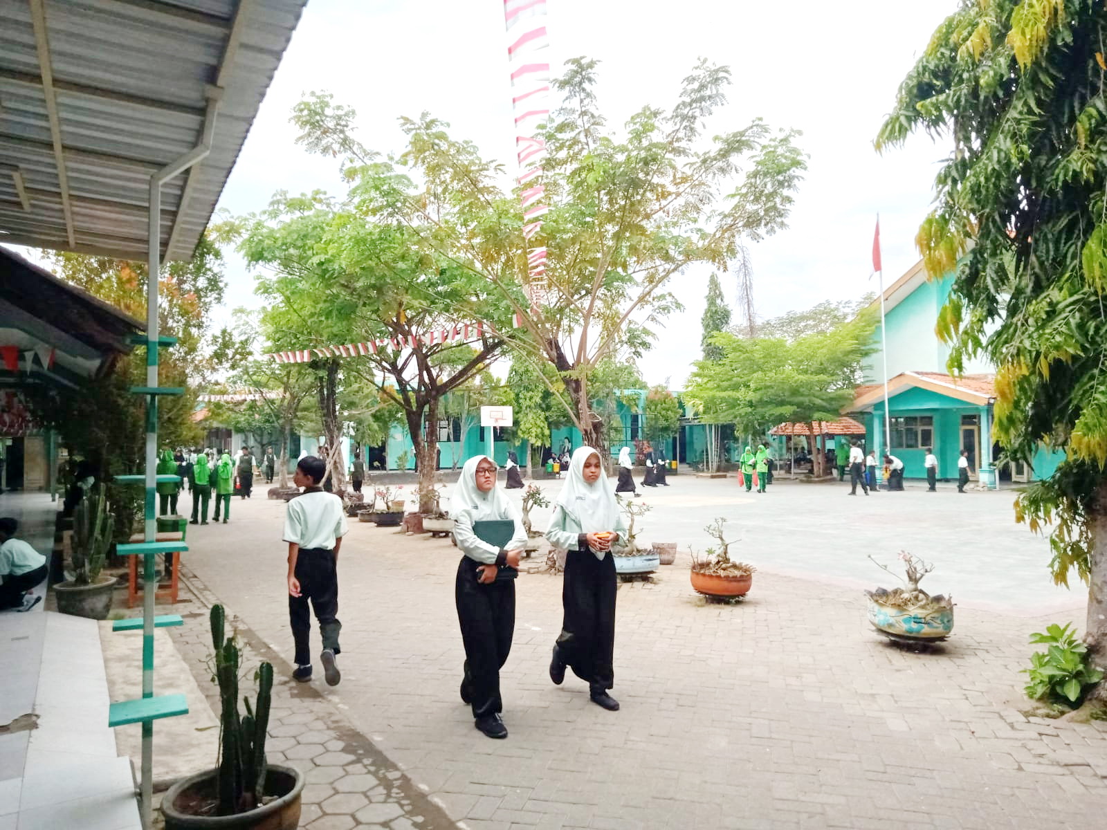 GENERASI EMAS: Siswa MTsN Bangkalan berada di halaman sekolahnya, Rabu (28/8). (IMAMUDIN/JPRM)