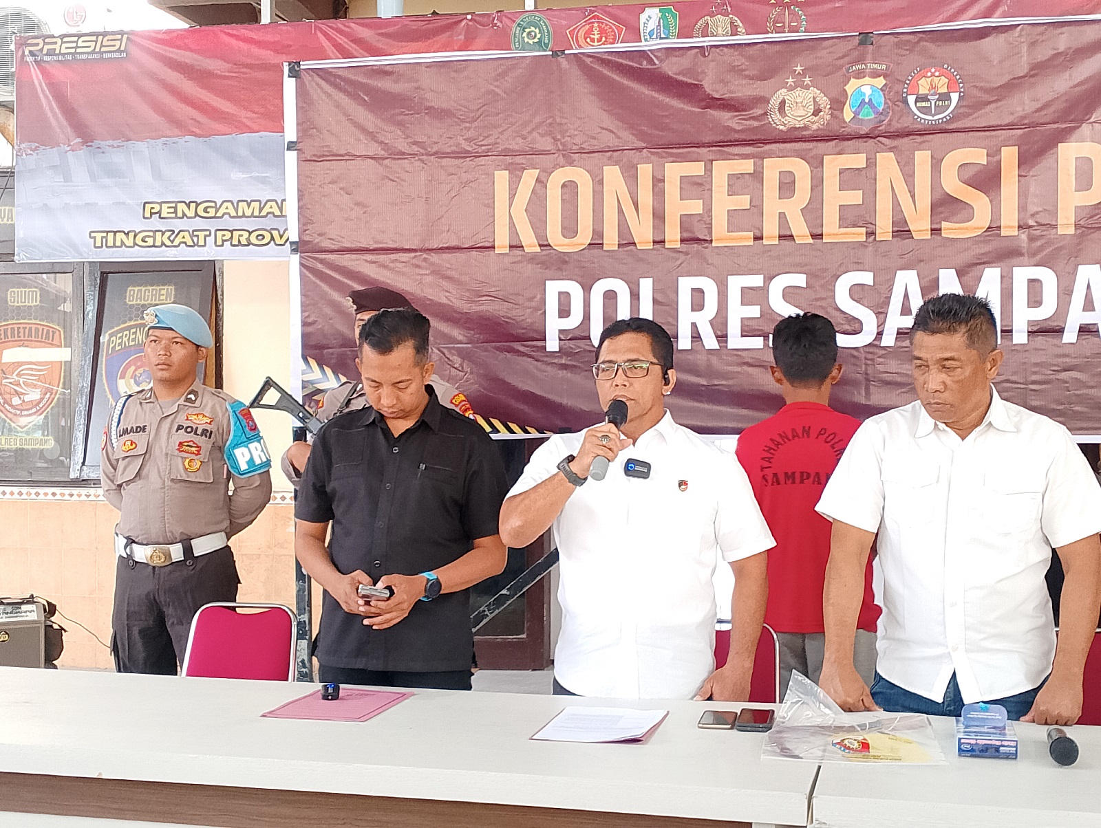 APARAT HUKUM: Kasatreskrim AKP Sigit Nursiyo Dwiyugo saat jumpa pers di Mapolres Sampang, Rabu (28/8).