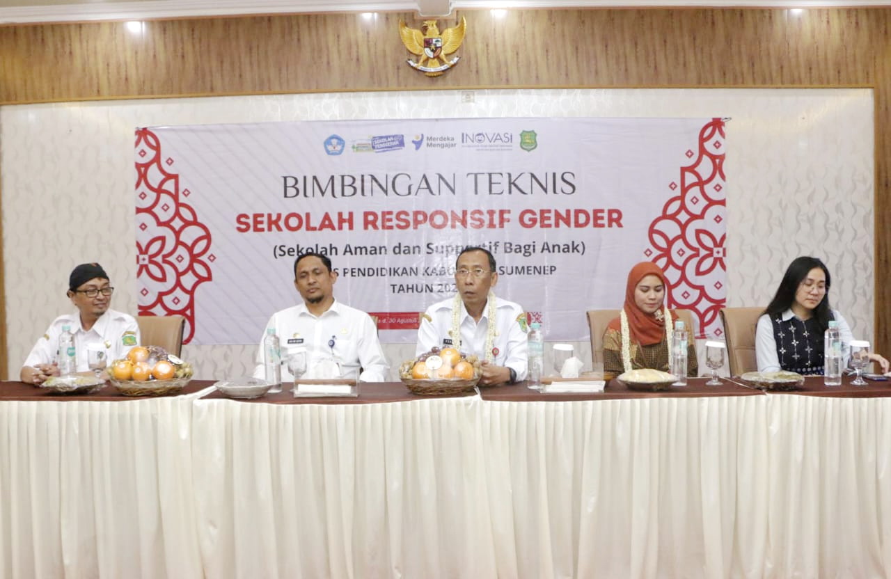 KOMITMEN: Kepala Dispendik Sumenep Agus Dwi Saputra (dua dari kiri) dan Asisten Administrasi Umum Ferdiyansyah Tetrajaya dalam bimtek sekolah responsif gender, Rabu (28/8). (PROKOPIM UNTUK JPRM)