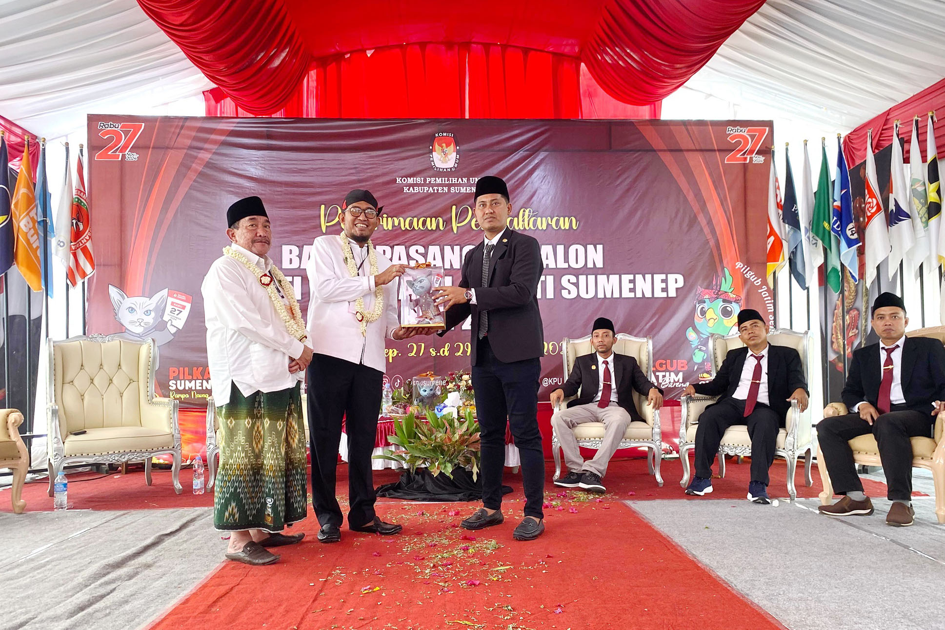 KENANG-KENANGAN: Pasangan Achmad Fauzi Wongsojudo-Imam Hasyim menerima cenderamata dari Komisioner KPU Sumenep Abdul Aziz kemarin. (MOH. JUNAIDI)