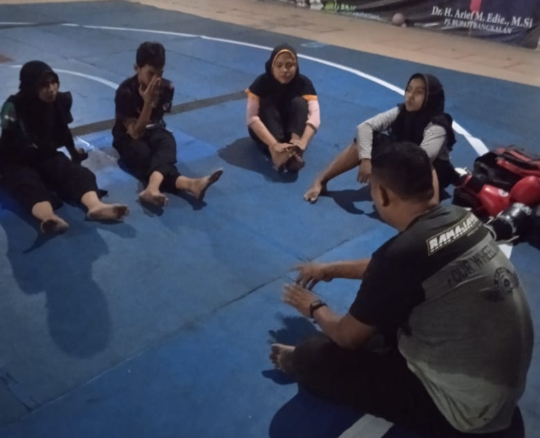 KEJURPROV JADI TRYOUT: Pelatih wushu memberikan pembekalan kepada atlet di Bangkalan beberapa waktu lalu.