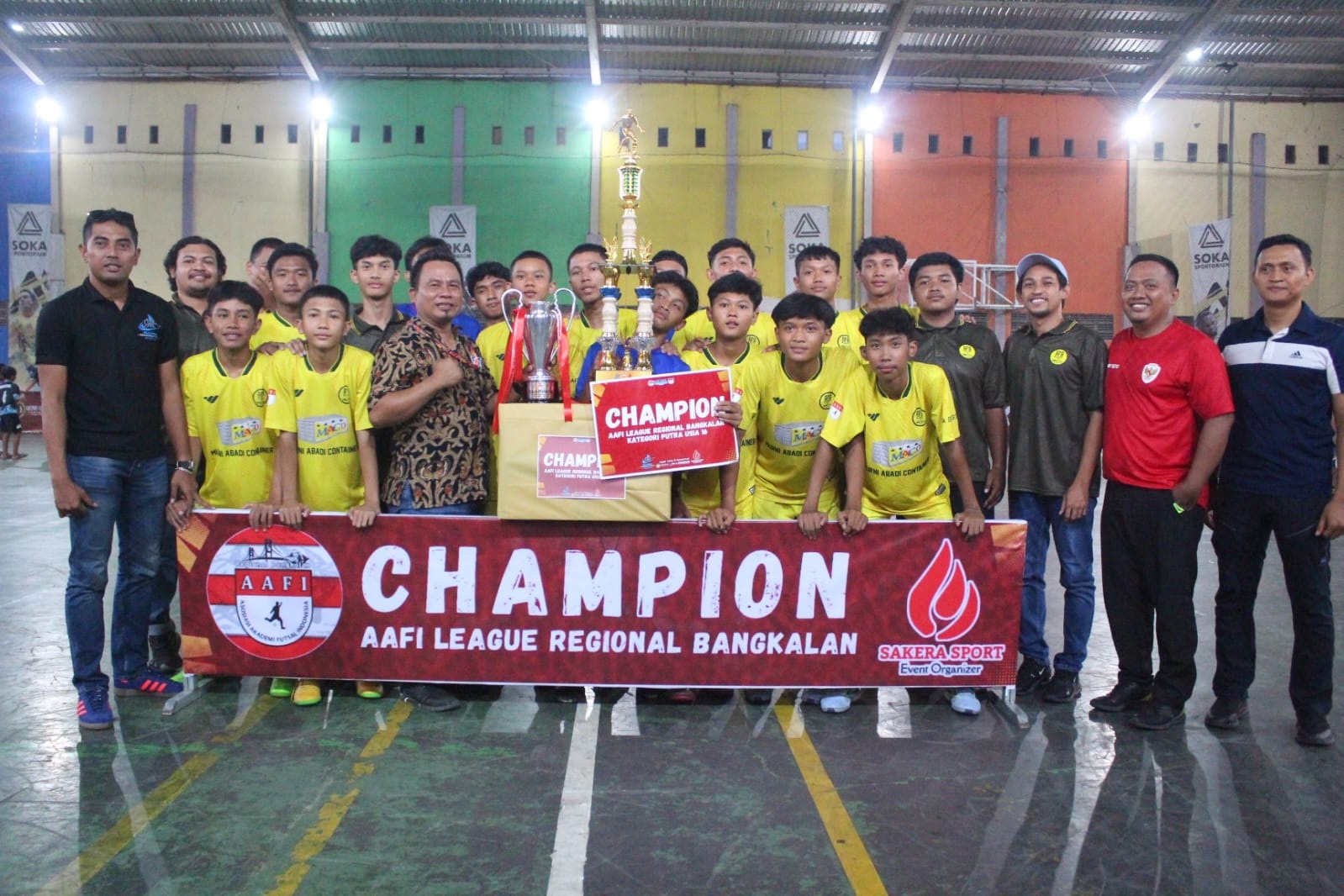 KLUB REGIONAL: Pemain dan ofisial Adiha FC berfoto bersama menunjukkan piala usai menjadi juara 1 pada Liga AAFI Regional Bangkalan&nbsp;kualifikasi usia 16 tahun&nbsp;di Lapangan Soka, Bangkalan, Minggu (28/7)