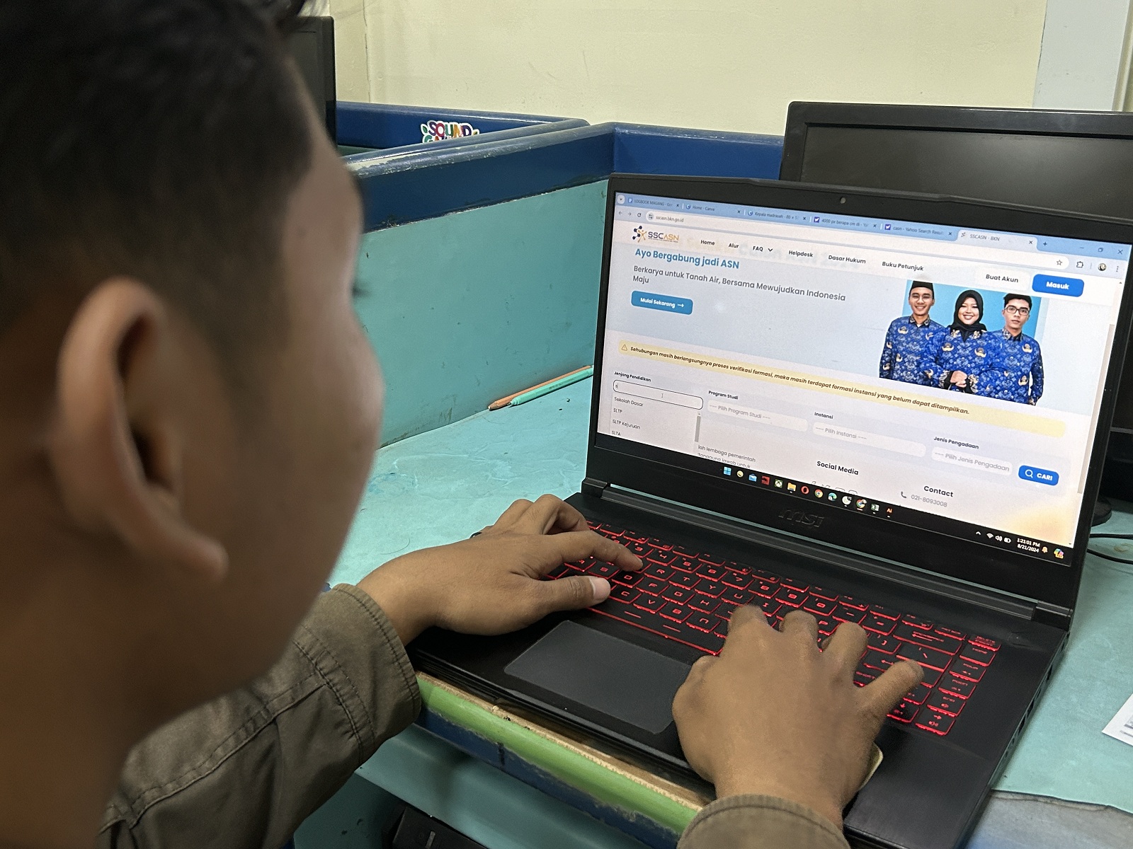 SELEKSI: Seorang peserta sedang membuat akun CPNS di Desa Bilaporah, Kecamatan Socah, Bangkalan, Kamis (21/8).