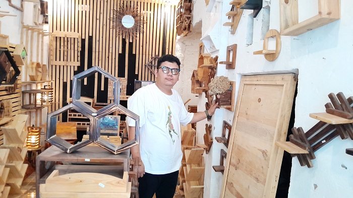 KREATIF: Antat antusias menunjukkan hasil kerajinannya yang berbahan kayu jati belanda di Garasi Jati Belanda, Jalan Segara, Kelurahan Jungcangcang, Pamekasan, Sabtu (24/8). (M. KHOLIL RAMLI/JPRM)