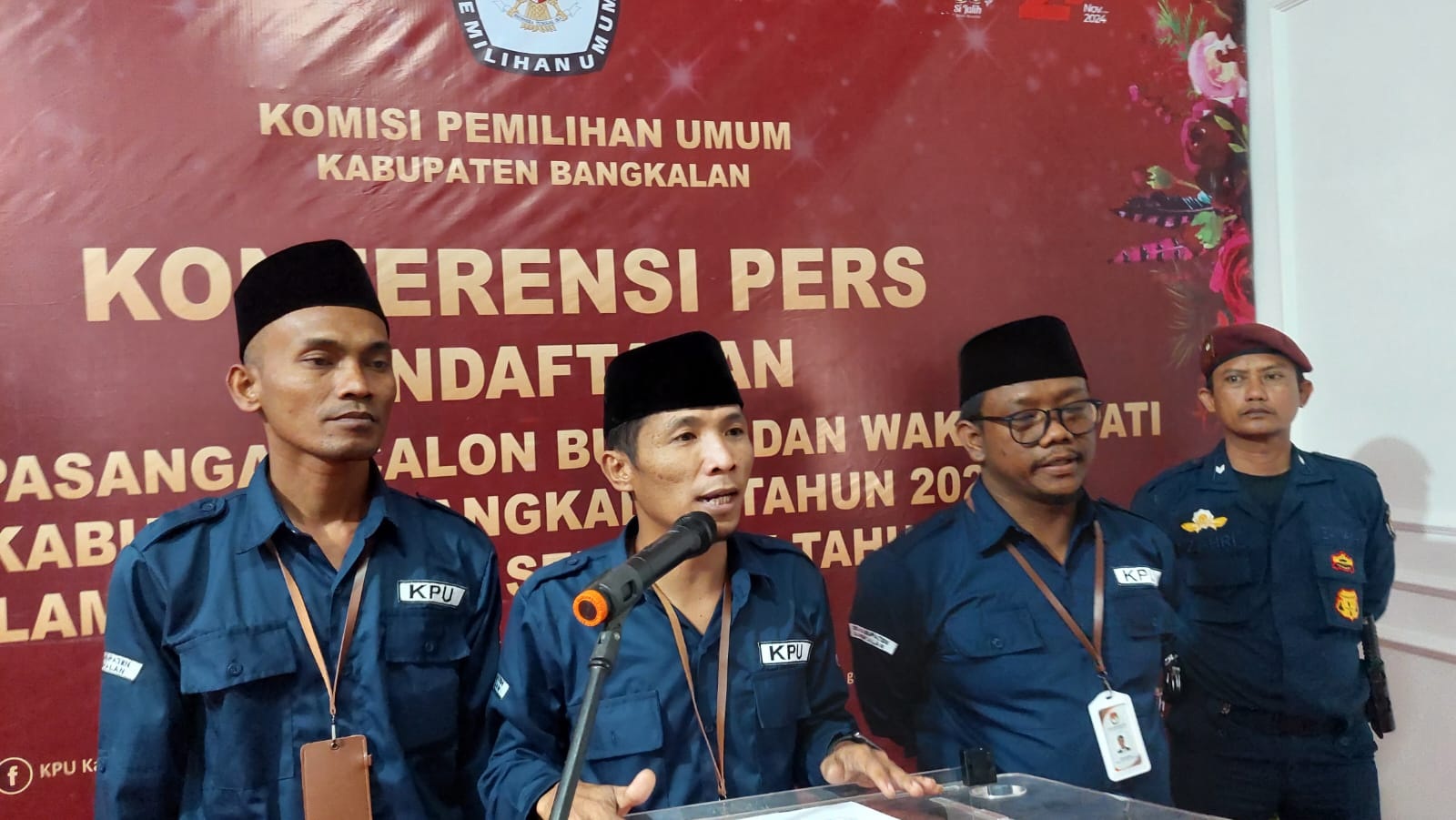 BERI KETERANGAN: Jajaran komisioner KPU Bangkalan memberikan keterangan dalam konferensi pers di kantornya&nbsp;Kamis (29/8).