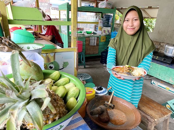 TEKUN: Nurul Uswatun Hasanah menyuguhkan rujak soto di kedainya, Kelurahan Kemayoran, Kecamatan Bangkalan, Jumat (9/8). (AYU LATIFAH/JPRM)