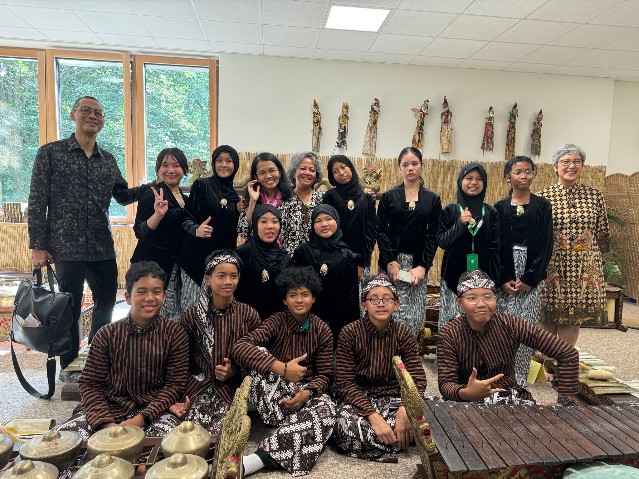 MENDUNIA: Murid Sekolah Tumbuh Yogyakarta foto bareng seusai bermain gamelan di SD Rechtenflether Bremen, Kamis (29/8).