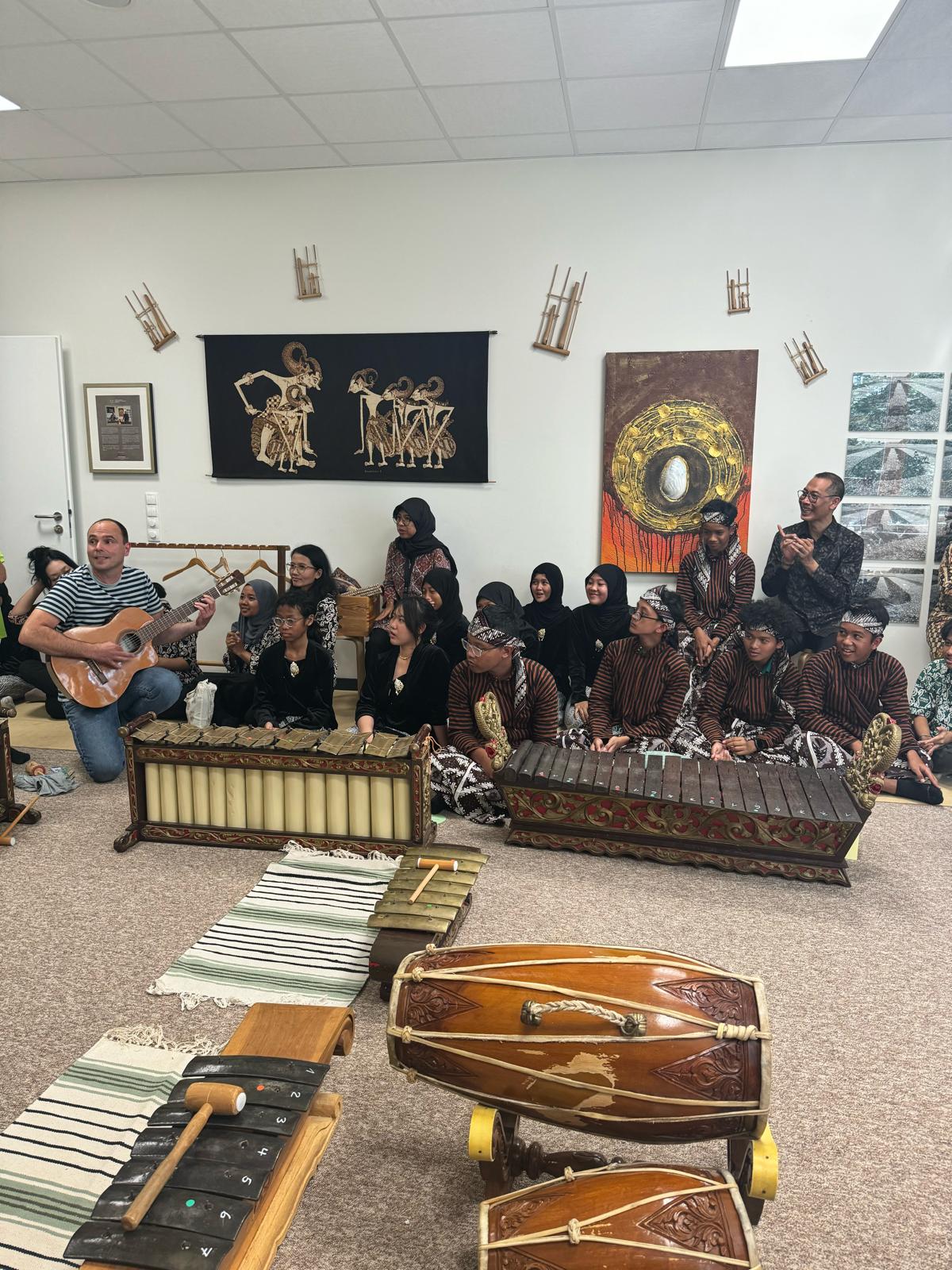 LATIHAN: Para siswa bermain gamelan di Jerman.