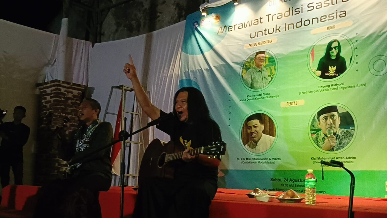 LEGEND: Duet Encung Hariyadi Golden Boy (kanan) dengan Ketua DKS Turmedzi Djaka menutup diskusi publik Komunitas Kampoeng Jerami di Sumenep, Sabtu (24/8). (LUQMAN HAKIM/JPRM)