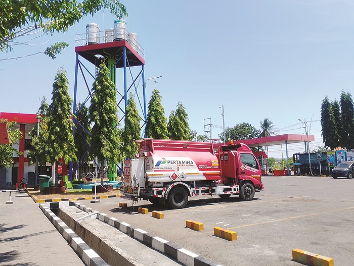 CERAH: Armada tangki pendistribusian BBM PT Pertamina Patraniaga TBBM Camplong sedang diparkir, Jumat (30/8). (UBAIDILLAHIR RA&rsquo;IE/JPRM)
