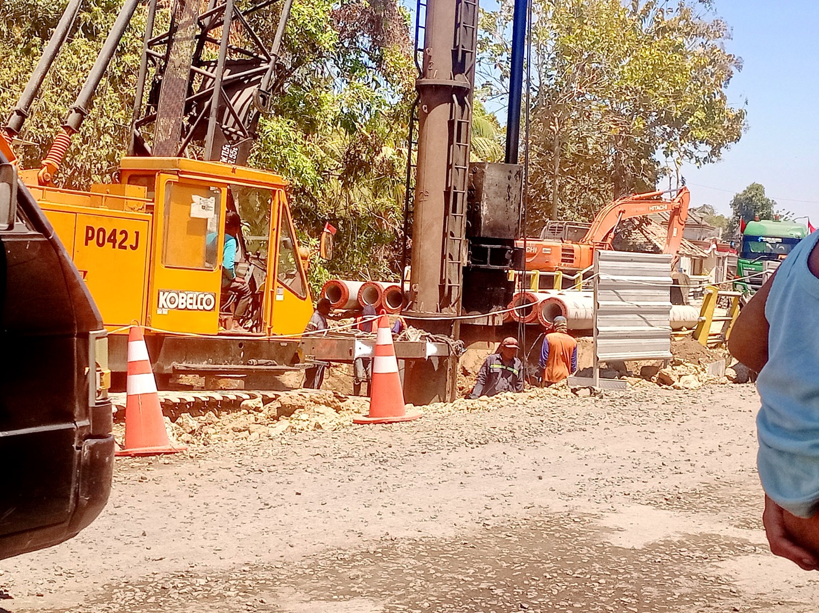 ABAIKAN KESELAMATAN: Pekerja tidak memakai alat pelindung saat bekerja di Jembatan Braji, Desa Braji, Kecamatan Gapura, Sumenep, Sabtu (31/8). (MOH. LATIF/JPRM)