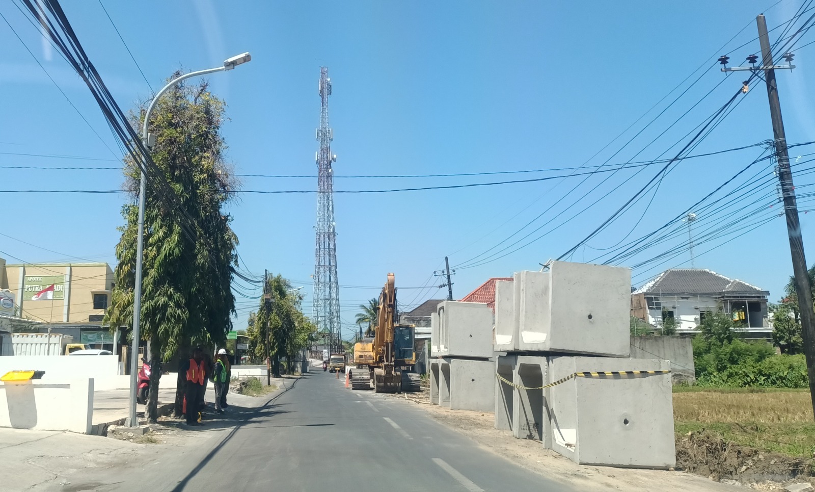 BERBAHAYA: Alat berat berada di lokasi proyek drainase Jalan Dr Cipto, Desa Kolor Kecamatan Kota Sumenep, kemarin. (MOH. IQBAL/JPRM)