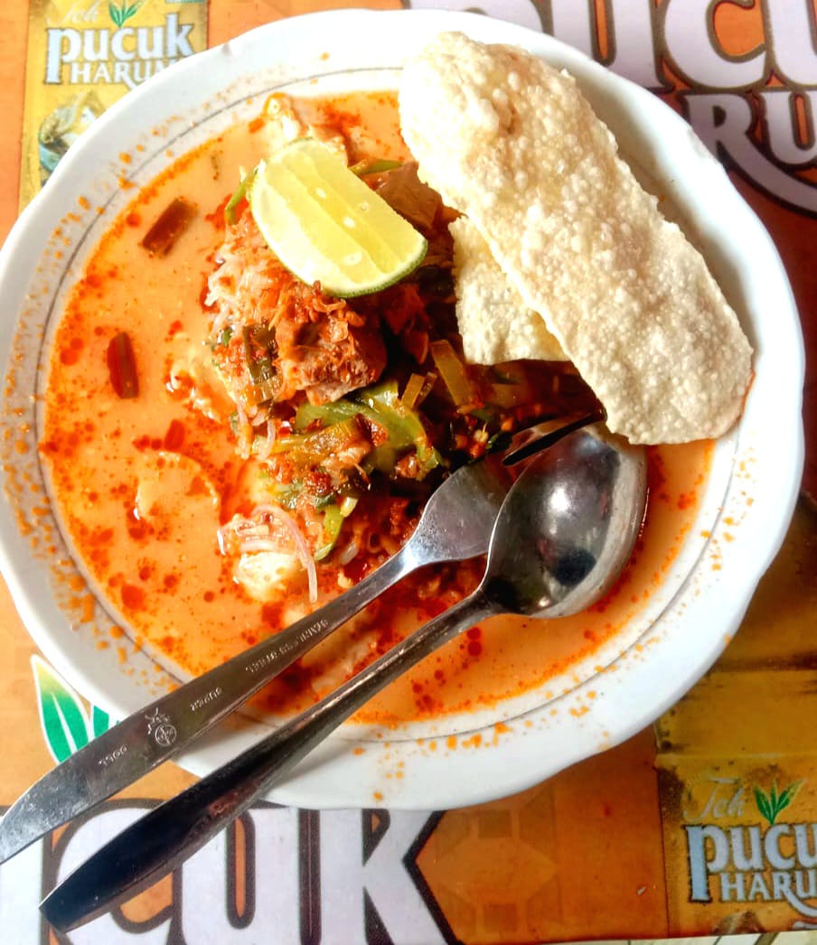 MENU ANDALAN: Rujak soto, salah satu menu yang tersedia di Rujak Rumah Althaf. (INA HERDIYANA/JPRM)