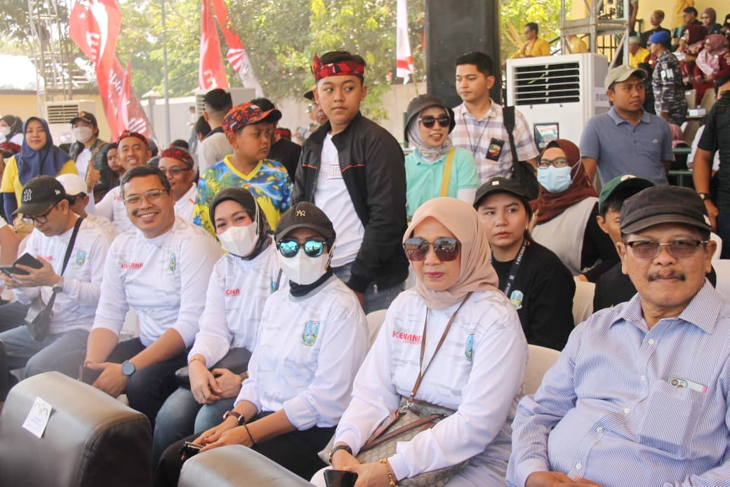 NONTON LANGSUNG: Direktur Kepatuhan Bank Jatim Umi Rodiyah didampingi Pimpinan Cabang Bank Jatim Bangkalan Achmad Riyan Fatri melihat Karapan Sapi Piala Presiden di Stadion Karapan Sapi RP Moch. Noer.