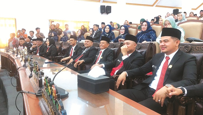 RAPI: Anggota DPRD Sampang ketika mengikuti acara pengambilan sumpah jabatan di kantornya Senin (26/8). (JUNAIDI PONDIYANTO/JPRM)