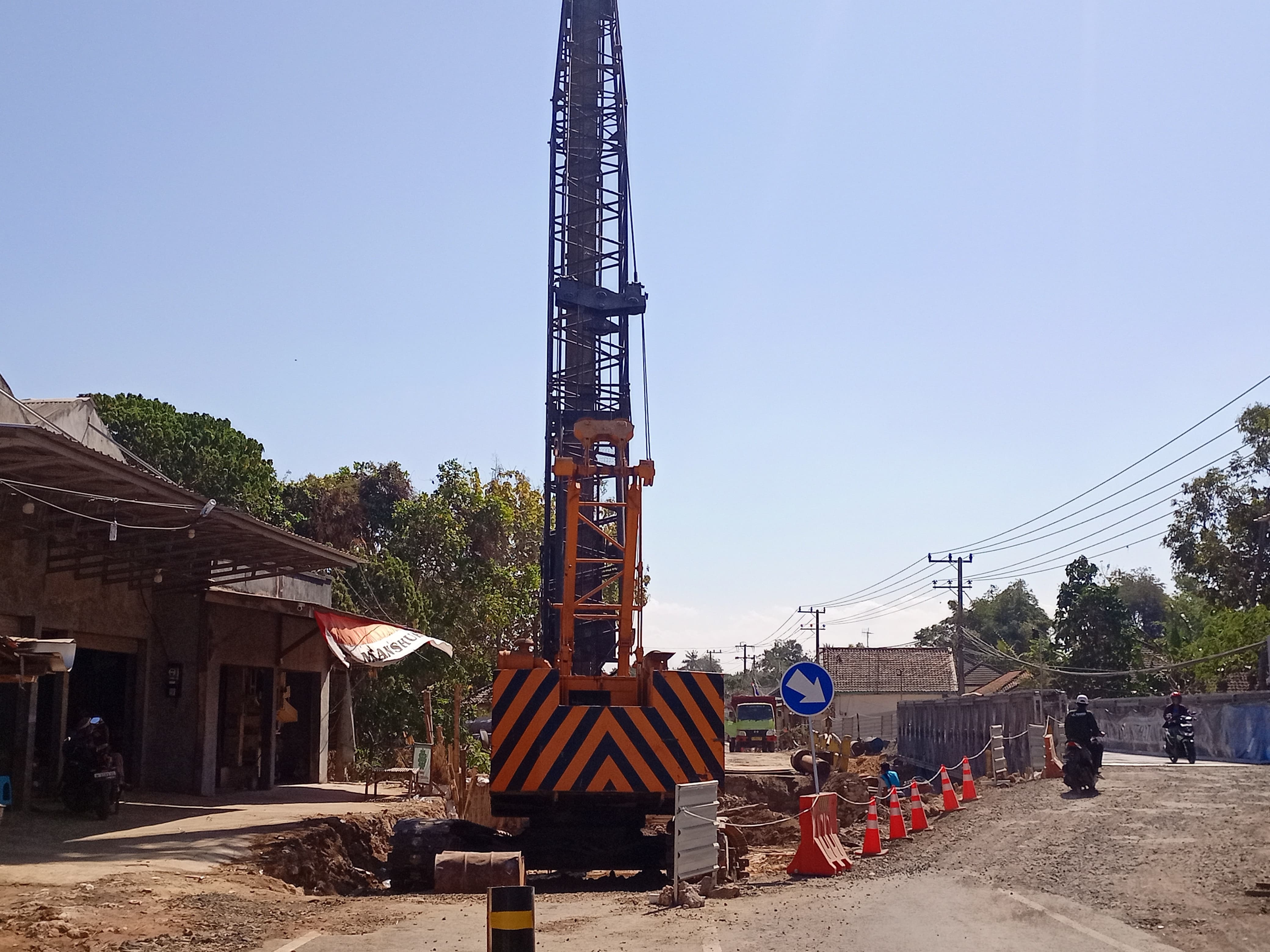 LENGANG: Pengendara motor melintas di lokasi pengerjaan penggantian Jembatan Beraji, Desa Beraji, Kecamatan Gapura, Sumenep, Minggu (1/9). (MOH. LATIF/JPRM)