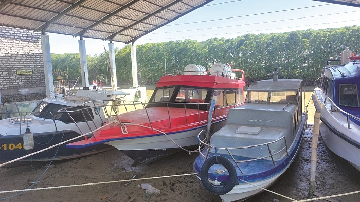 SEGERA BEROPERASI: Kapal cepat (merah) yang akan dioperasikan untuk melayani penyeberangan Pelabuhan Tanglok&ndash;Mandangin berada di perairan  Banyuanyar,  Sampang, Minggu (1/9). (JUNAIDI PONDIYANTO/JPRM)
