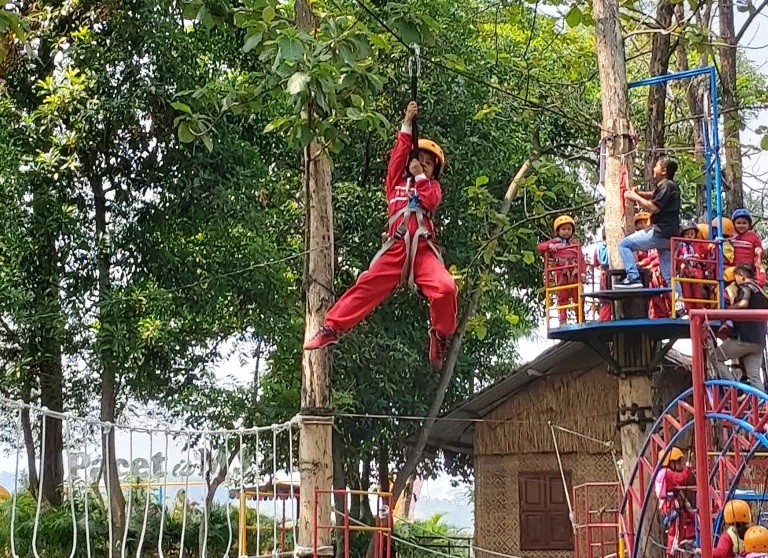 salah satu wahana kegiatan outbond anak di Pacet Mini Park Mojokerto