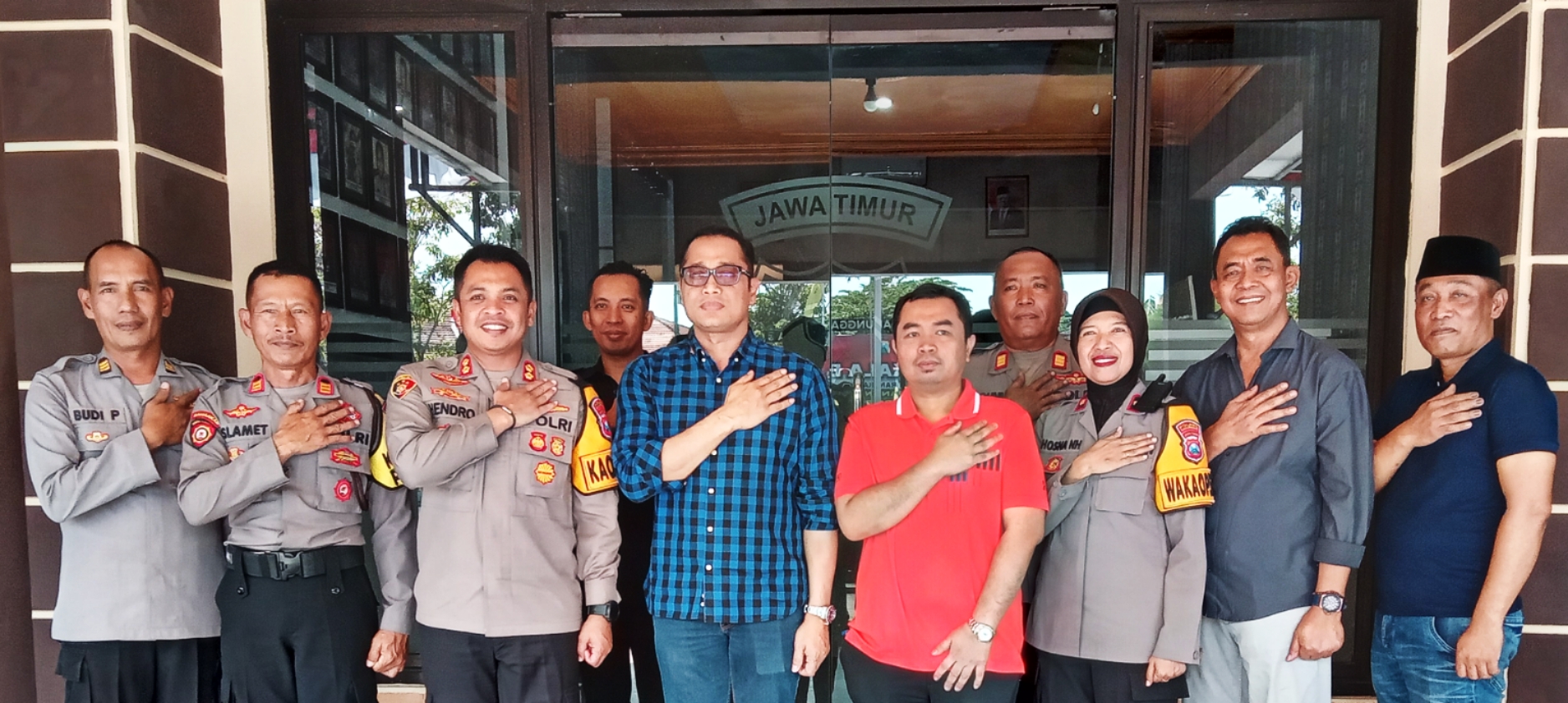 HUMBLE: Brigjen Budi Mulyanto berfoto dengan Kapolres Sampang AKBP Hendro Sukmono dan pejabat utama di depan Mapolres Sampang, Selasa (27/8). (HARIYANTO/JPRM)